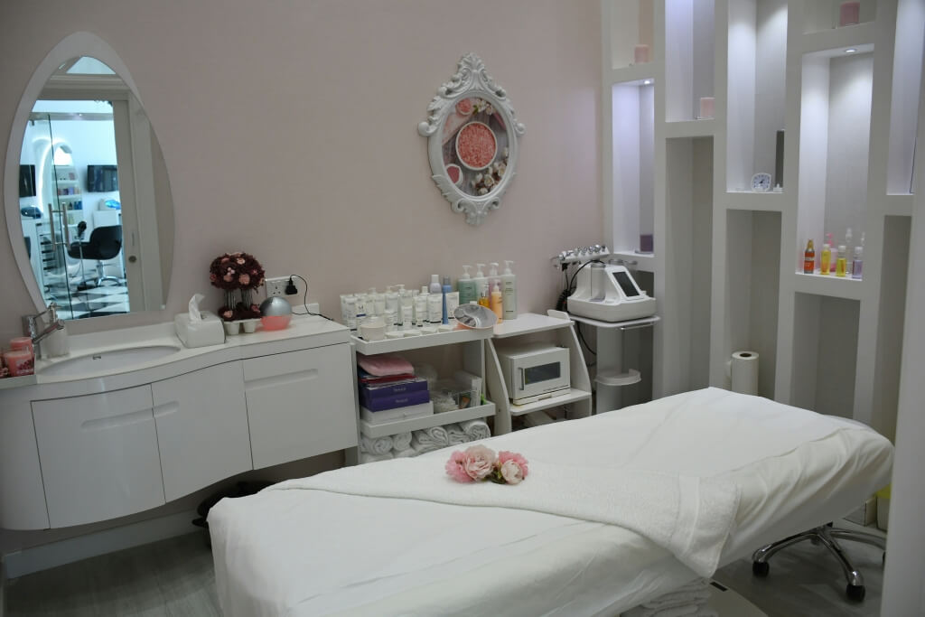 salon kosmetyczny - Photo by Atikah Akhtar on Unsplash